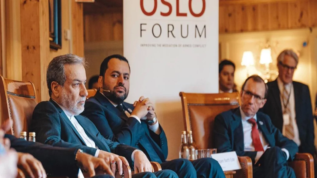 Ministro iraní Abbas Araqchi hablando en el Foro de Oslo 2025