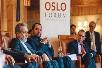 Ministro iraní Abbas Araqchi hablando en el Foro de Oslo 2025