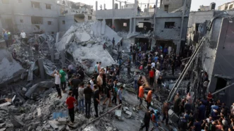 Niños gazatíes esperan comida en un centro de ayuda