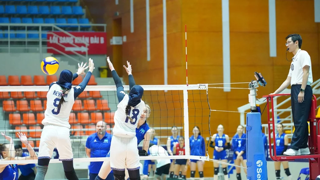 Jugadoras de Irán y Kazajistán en acción durante el partido de voleibol
