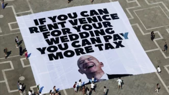 Manifestantes en Venecia contra la boda de Jeff Bezos