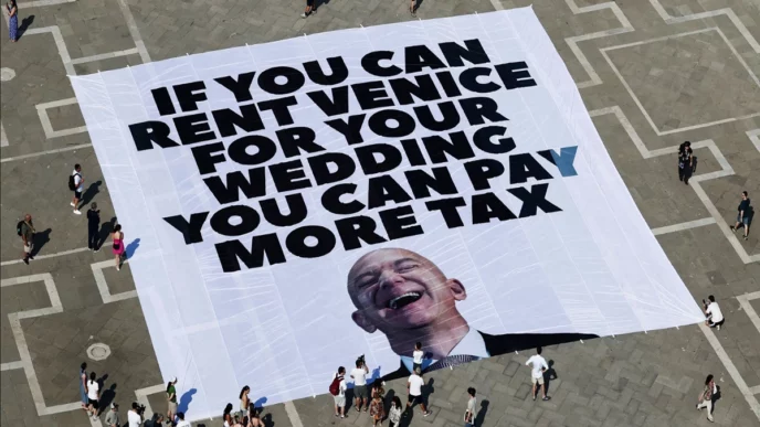 Manifestantes en Venecia contra la boda de Jeff Bezos