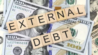 anifestantes exigen cancelación de deuda externa en Sevilla