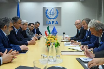 Irán suspende cooperación OIEA