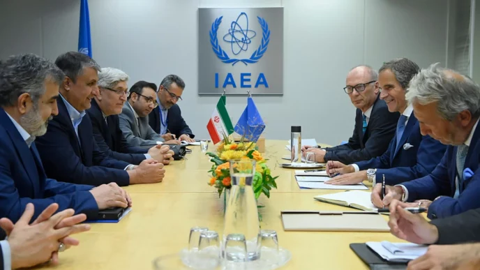 Irán suspende cooperación OIEA