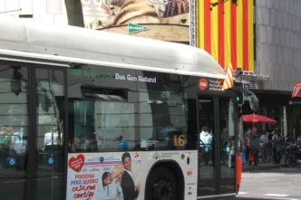 Autobus bat Iruñeko kaleetan, greba testuinguruan