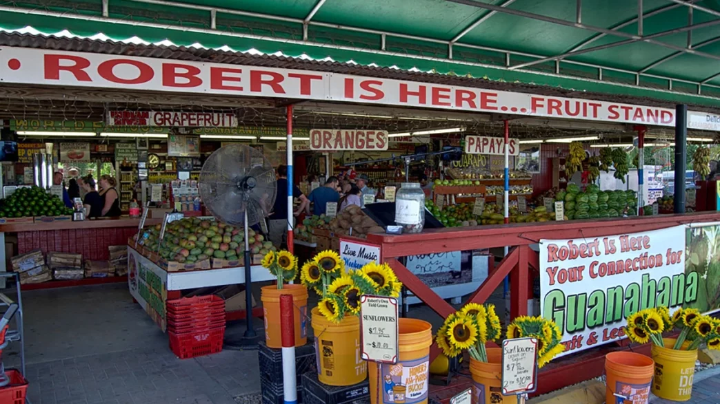 Robert Moehling en su puesto de frutas "Robert is Here"