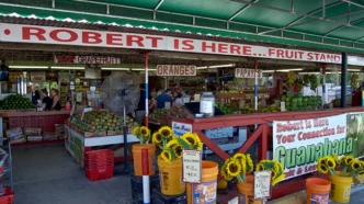 Robert Moehling en su puesto de frutas "Robert is Here"