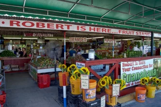 Robert Moehling en su puesto de frutas "Robert is Here"