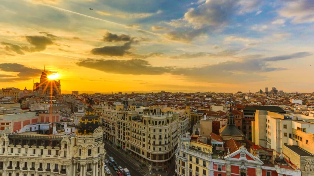 Viviendas turísticas España: fachada con múltiples apartamentos en Málaga