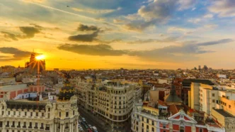 Viviendas turísticas España: fachada con múltiples apartamentos en Málaga