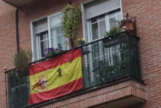 bandera de España en balcón
