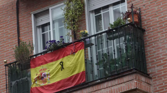 bandera de España en balcón
