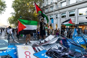 Manifestantes europeos marchan con banderas palestinas en apoyo a Gaza