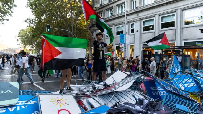 Manifestantes europeos marchan con banderas palestinas en apoyo a Gaza