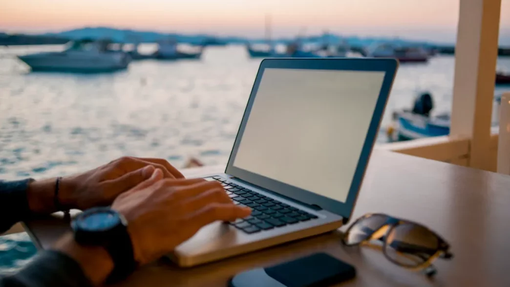 Trabajadores de Holaluz defendiendo el teletrabajo