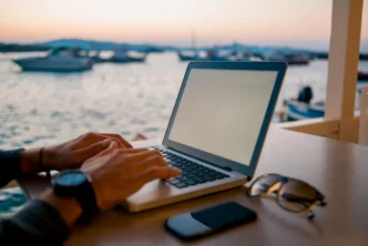 Trabajadores de Holaluz defendiendo el teletrabajo